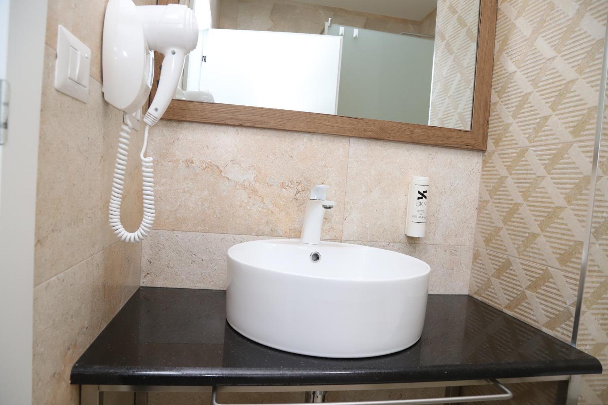 Sky Hotel Prizren Eksteriør bilde