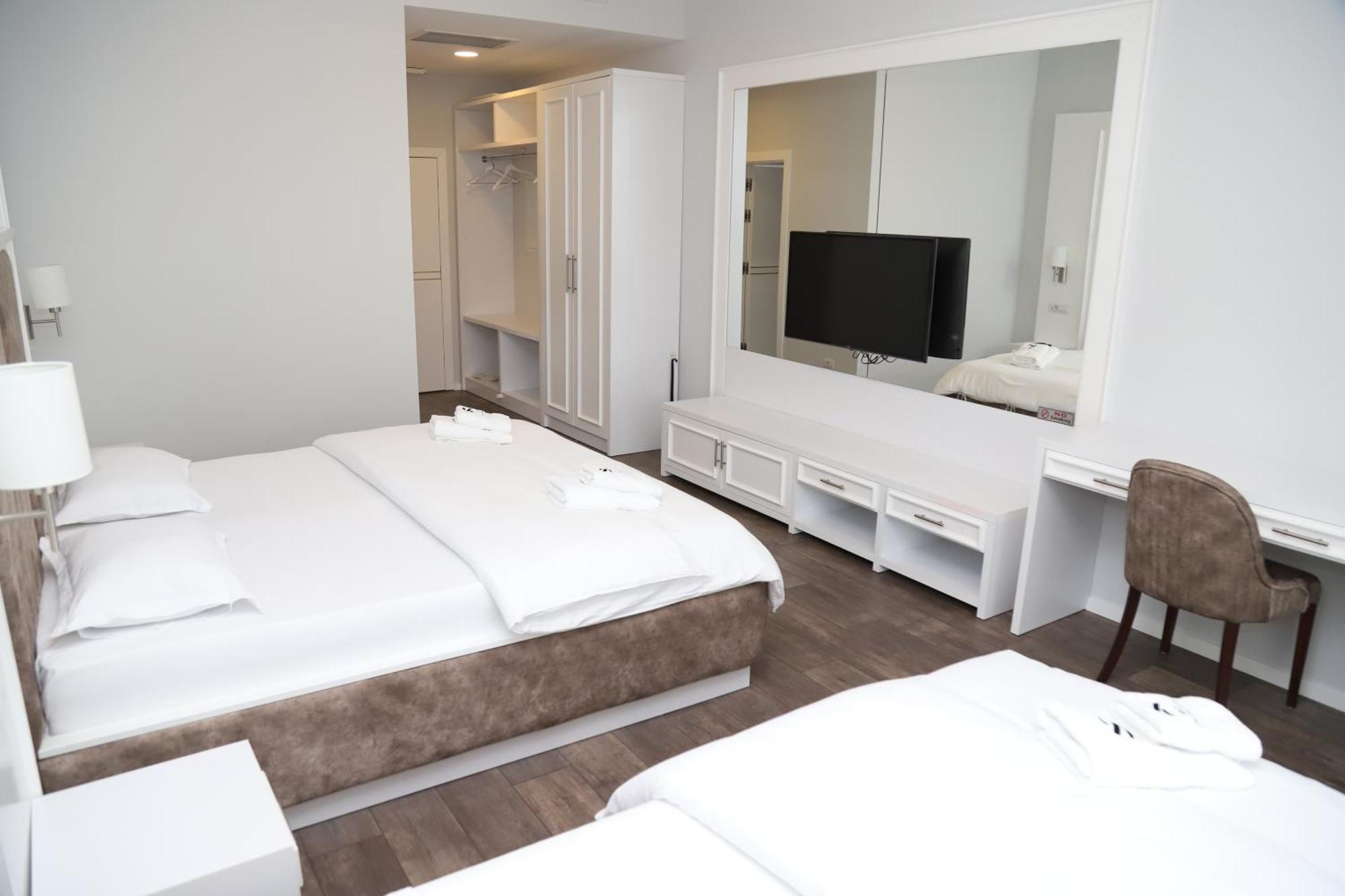 Sky Hotel Prizren Eksteriør bilde