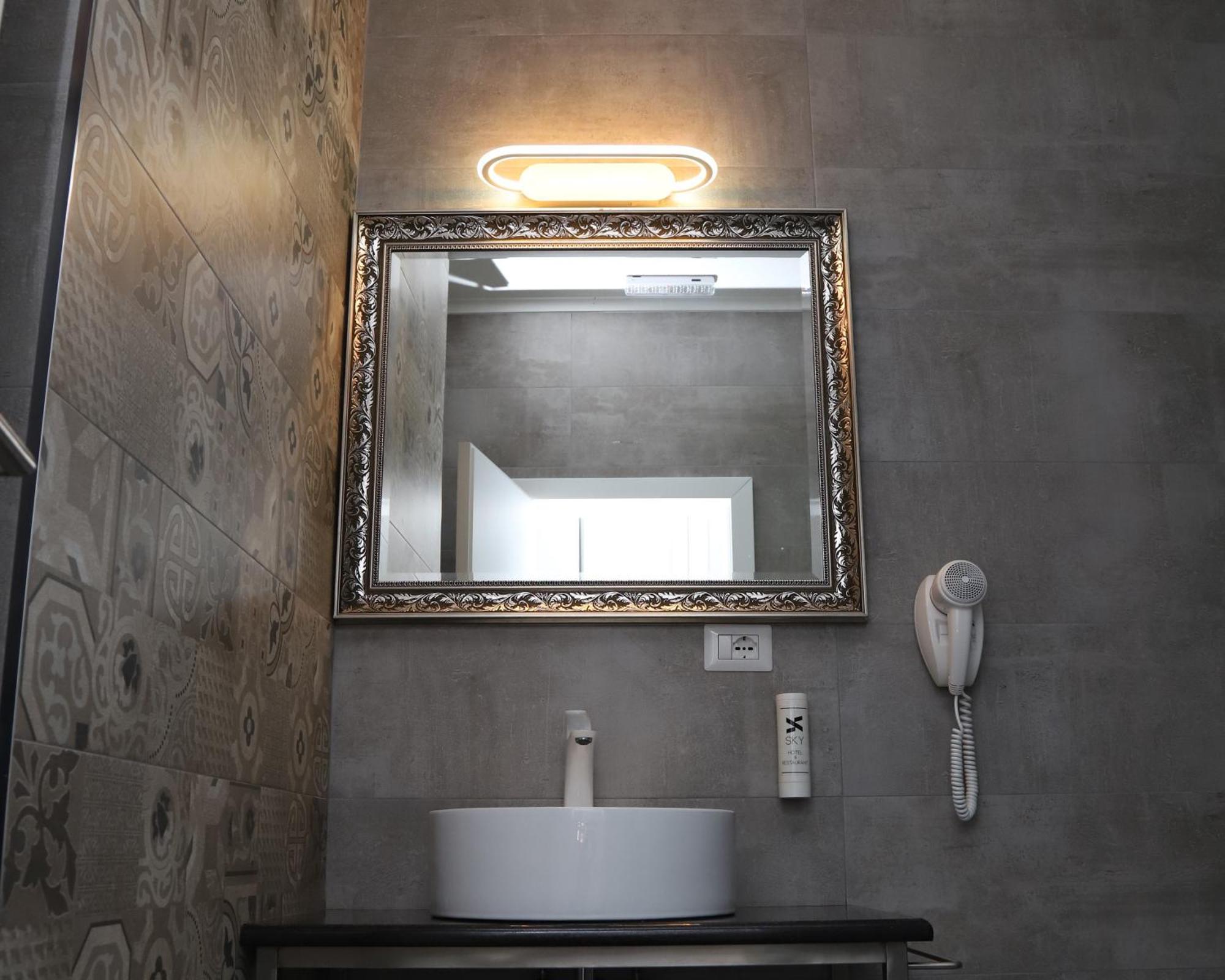 Sky Hotel Prizren Eksteriør bilde