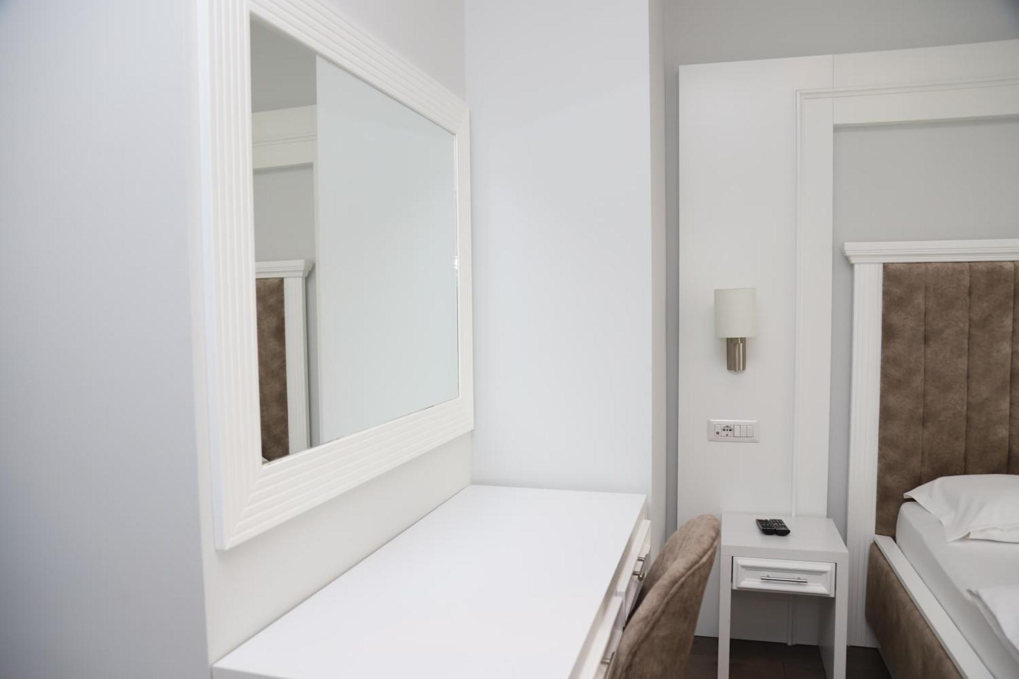 Sky Hotel Prizren Eksteriør bilde