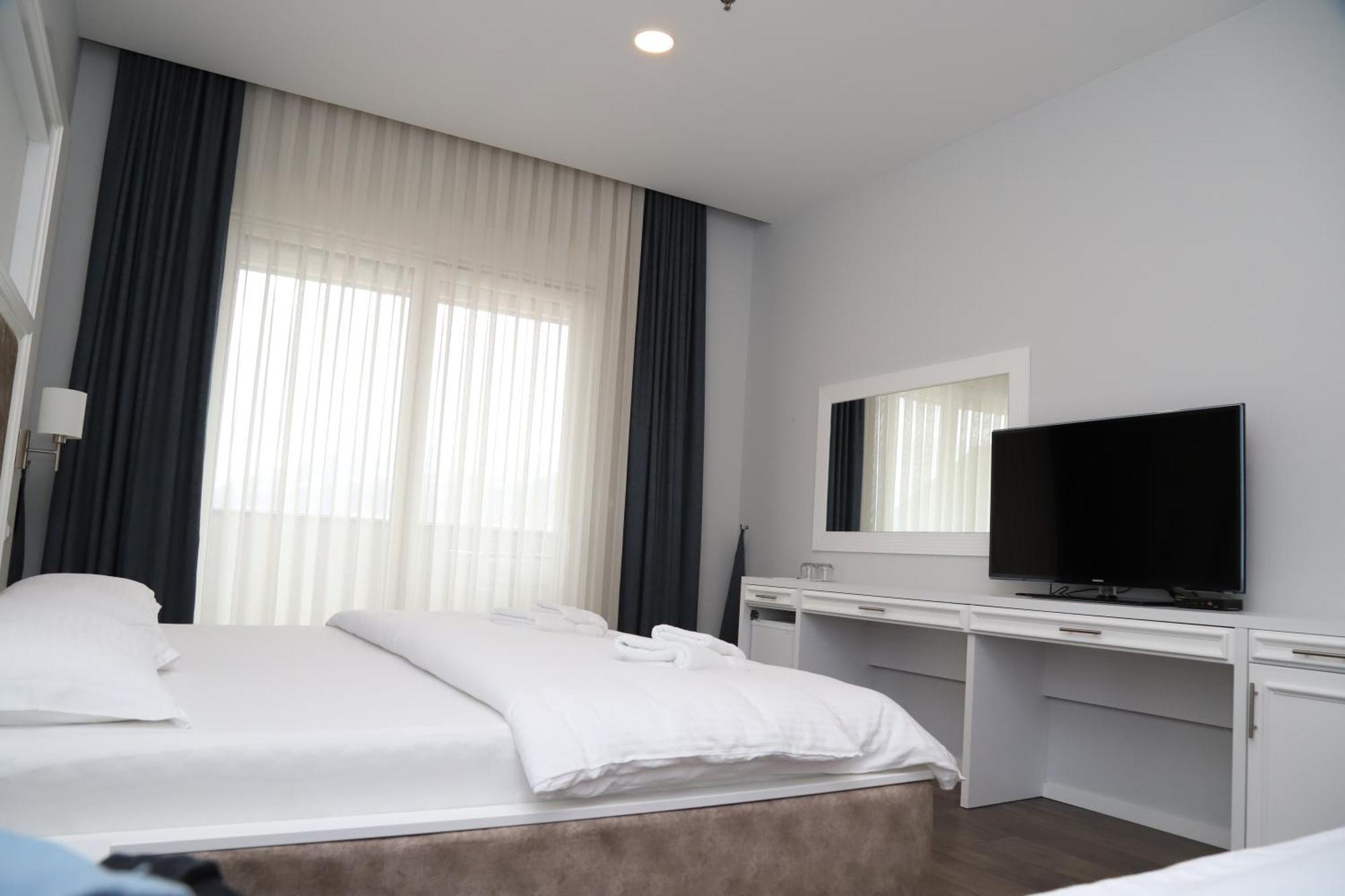 Sky Hotel Prizren Eksteriør bilde